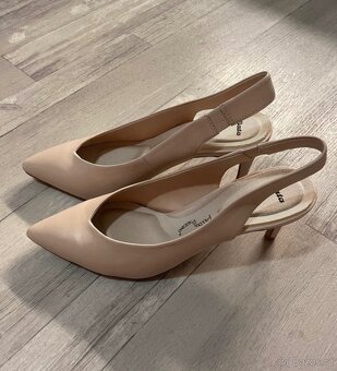 krémové lodičky značky Baťa - 2