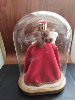 Starožitná Svatá Panenka pod kopulí. - 2