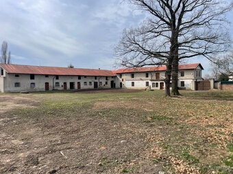 Dům se stavebním pozemkem o výměře 4.945 m2 30min od Prahy - 2