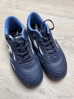 Tenisky sálovky Lotto 32, kopačky turfy Adidas 33 - 2