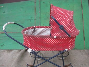 Hluboký RETRO kočárek pro panenky . - 2