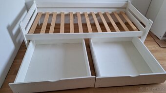 Masivní postel bílá se 2 šuplikama - 2
