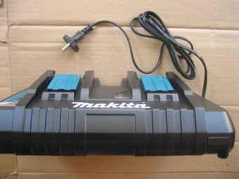 Nová nabíječka Makita DC18RD pro dva akumulátory - 2