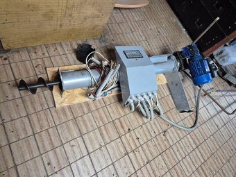 Násypka + podávací šnek a řízení ke kotli Viadrus Herkules D - 2