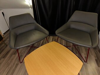 Kožená křesla a konferenční stolek z masivu s kovovými noham - 2