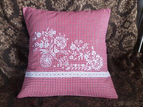 4x KRÁSNÝ VYŠÍVANÝ POVLAK NA POLŠTÁŘEK - KANAFAS - 2