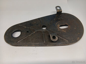 Kryt primárního převodu Royal Enfield. - 2