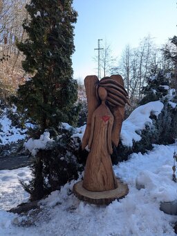 Dřevěná socha - andělka ve větru - 2