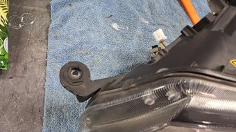 Leve svetlo xenon octavia 3 predlift - 2