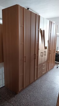 Velká šatní skříň s lámacími dveřmi - 2