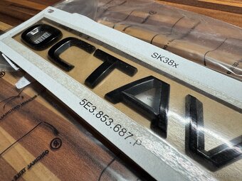 Černý nápis Octavia - originál nový - 2