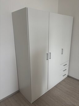 Bílá skříň 145 × 176 cm – 3 dveře, 3 zásuvky - 2