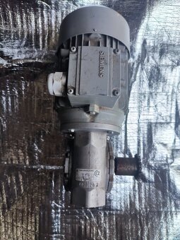 Elektromotor s převodovkou - 2