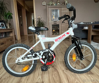 Dětské kolo , přídavná kolečka ke kolu a helma - 2