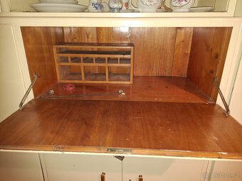 Starý historický dřevěný kredenc - 2