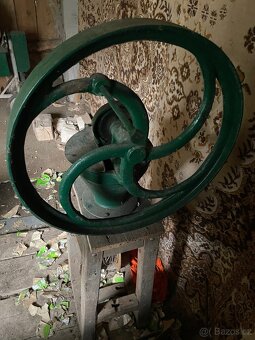 Ruční mlýnek na obilí - 2