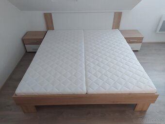 Postel s nočními stolky, roštem a matracemí nová - 2