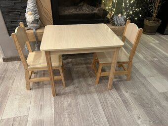 Dětský stoleček se dvěma židličkami - 2