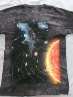 Nové triko s motivem vesmíru. - 2