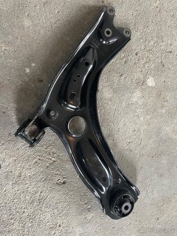 Originál rameno levé ŠKODA Octavia III 5E0 5Q0407151L - 2