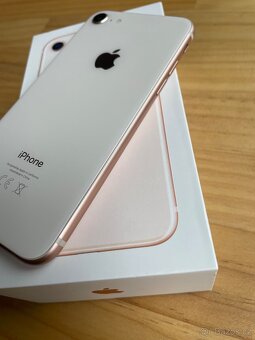 iPhone 8 zlatý, 64GB - 2
