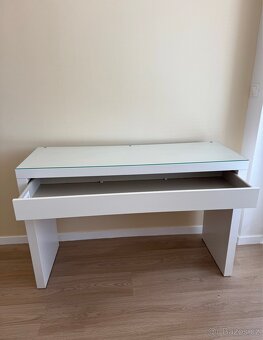 Noční stolek ze skleněnou deskou - 2