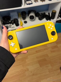 Nintendo Switch Lite s obalem - 2