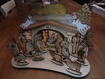 dřevěný betlém ručně malovaný osvětlený - 2