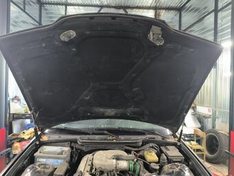 Deka pod kapotu BMW e36 - 2