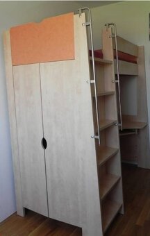 S DOVOZEM patrová postel se stolem šuplíky a skříní. 90x200 - 2