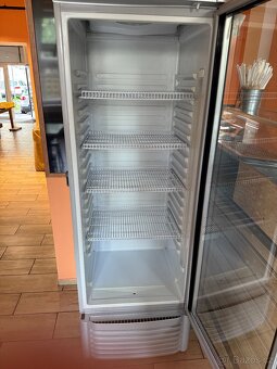 Chladící skříň UD 380 AL - prosklenné dveře, reklamní panel - 2