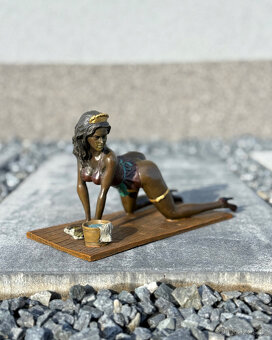 Erotická bronzová socha žena na kolenou pinup sexy uklízečka - 2