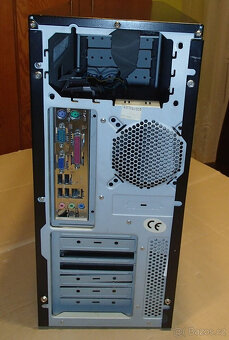 Dvě PC skříně se zbytky komponent - 2