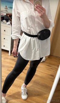 Dámská kožená ledvinka DKNY - 2