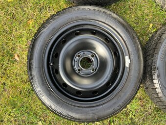 15 4x100 ET43 plechové disky zimní pneu 165/65/15 - 2