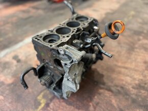 Blok - spodek - motoru 2.0 TDi kód motoru AZV - BKD - 2