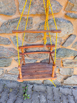 Dřevěná dětská houpačka na zahradu - 2