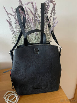 Černý vyšívaný elegantní batoh mandaly Desigual - 2