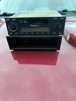 Popelník a rádio s přihrádkou Octavia 1 - 2