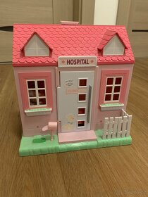 Přenosný domeček pro panenky-nemocnice - 2