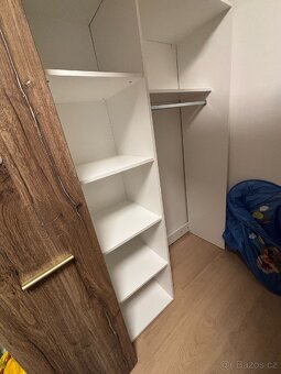 Velká rohová skříň s bočním věšákem - 2