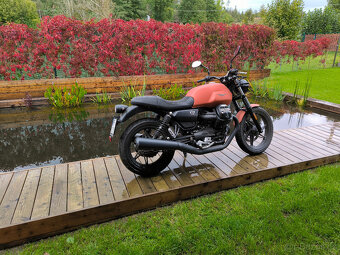 Moto Guzzi V7 Stone - 2