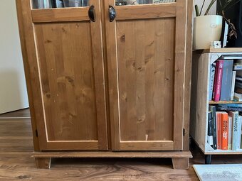 Vitrína z masivního dřeva IKEA – 5 polic - 2