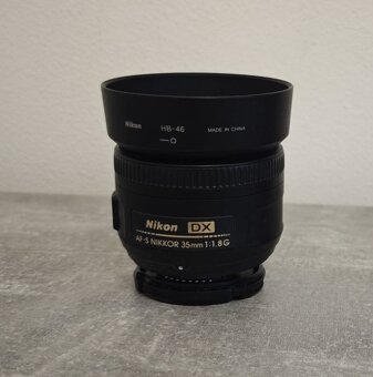 D90 NIKON s pevnou 35, ZOOMem 18 - 105 a brašnou - 2