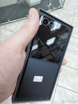 Samsung Galaxy Z Flip 7 black - 2