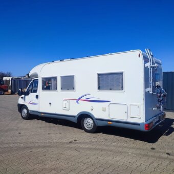 Fiat Challenger 2,8 JTD, podél postele - 2