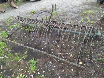 Prutový shrnovač píce, záběr 2 m, hydraulicky ovládaný - 2