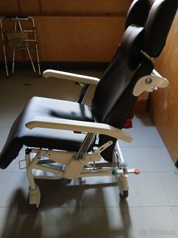 Geriatricke pojízdné křeslo - 2