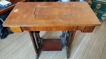 starožitný šicí stroj Bobbin - 2