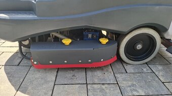 Podlahový mycí stroj Nilfisk BR855 - 2